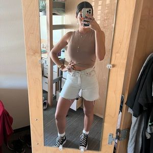 levis light wash ribcage long denim short in size 25